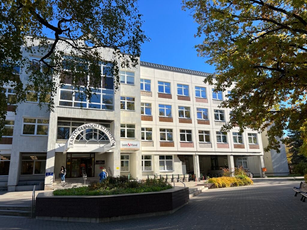 Elvira Murde Perearstikeskus asub Tartu Ülikooli Kliinikumi Maarjamõisa tervisekeskuse hoones